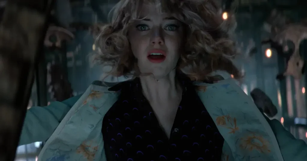 Gwen Stacy despencando em queda livre na cena mais marcante de O Espetacular Homem-Aranha 2.