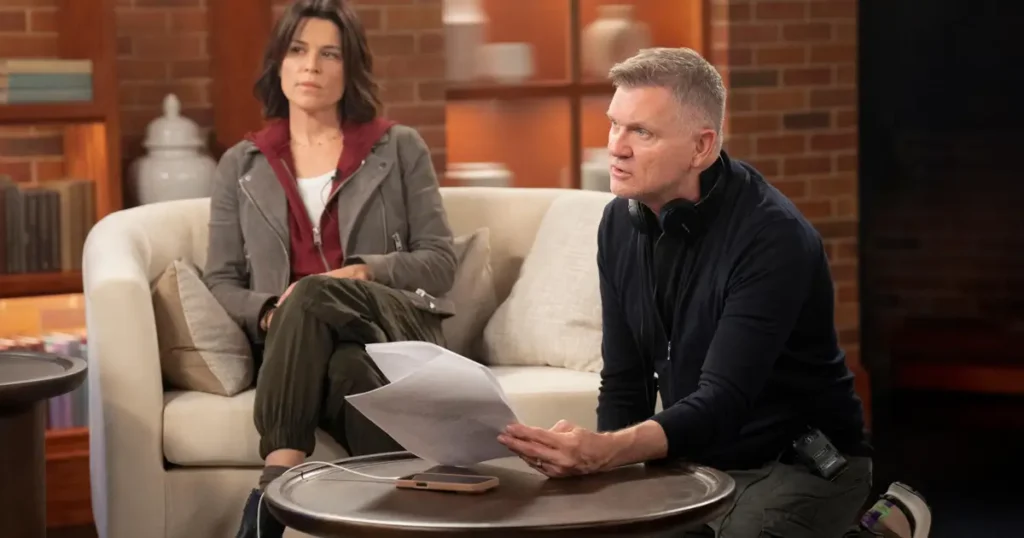 Neve Campbell e Kevin Williamson nos bastidores de Pânico 7 durante preparação de cena.