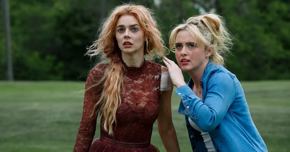 Kathryn Newton e Samara Weaving em cena de Casamento Sangrento: A Viúva (2026)