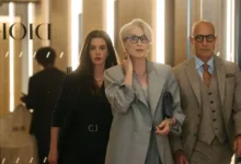 Meryl Streep, Anne Hathaway e Stanley Tucci em cena de “O Diabo Veste Prada 2” (2026), caminhando por um corredor elegante.