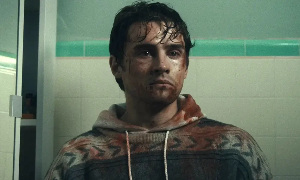 obsessao 2025 michael johnston Michael Johnston ensanguentado em cena do filme Obsessão (2025), terror dirigido por Curry Barker