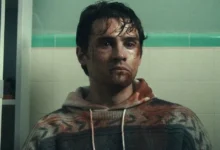 Michael Johnston ensanguentado em cena do filme Obsessão (2025), terror dirigido por Curry Barker