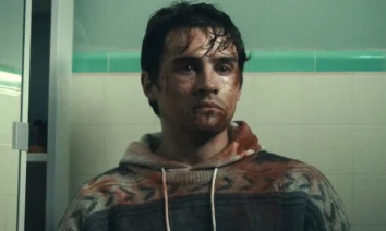 Michael Johnston ensanguentado em cena do filme Obsessão (2025), terror dirigido por Curry Barker