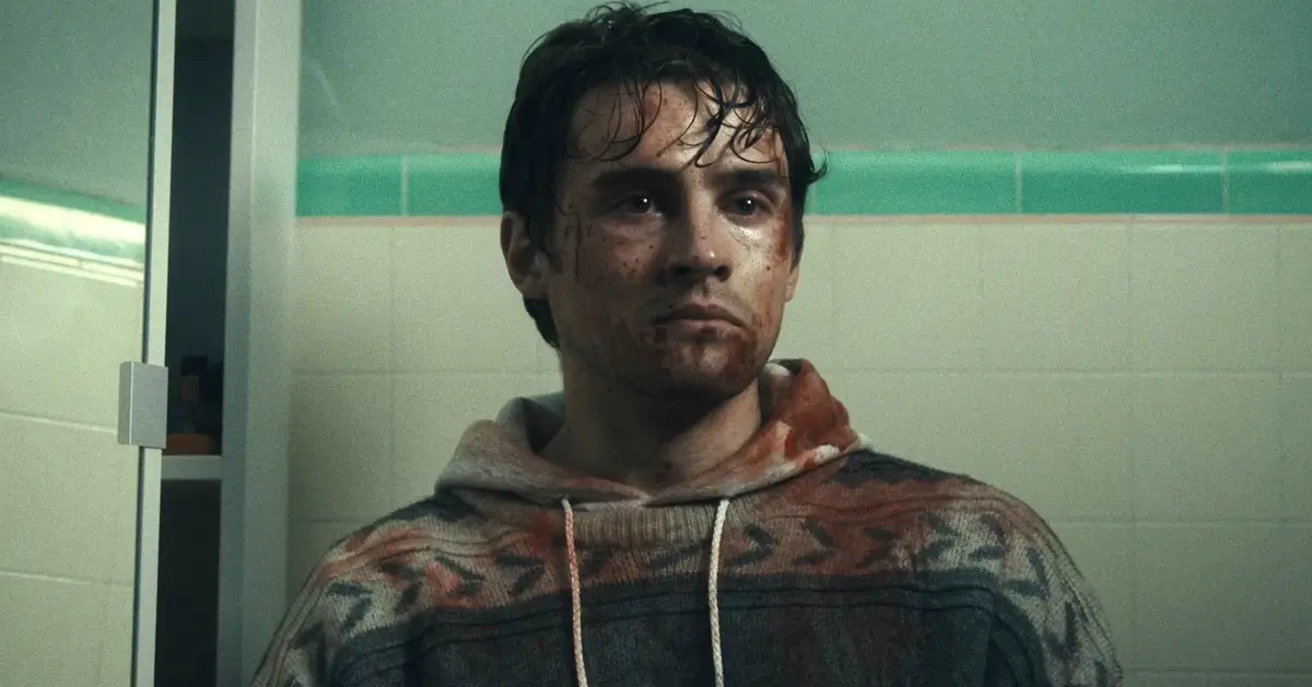 Michael Johnston ensanguentado em cena do filme Obsessão (2025), terror dirigido por Curry Barker