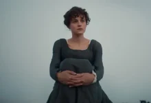 Emma Corrin no teaser Orgulho e Preconceito, série da Netflix inspirada na obra de Jane Austen