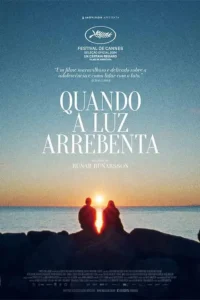 Pôster do filme Quando a Luz Arrebenta, mostrando duas pessoas sentadas diante do mar durante o pôr do sol.