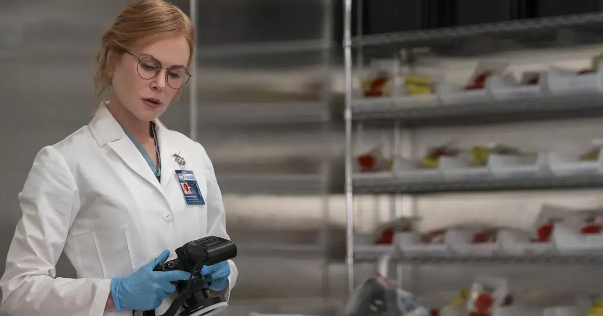 Nicole Kidman como a Dra. Kay Scarpetta em laboratório na série Scarpetta (2026), do Prime Video.