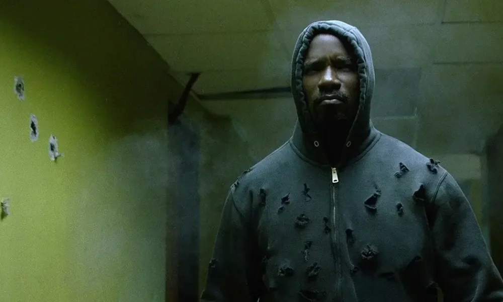 Mike Colter como Luke Cage em cena do teaser trailer de Luke Cage divulgado pela Netflix