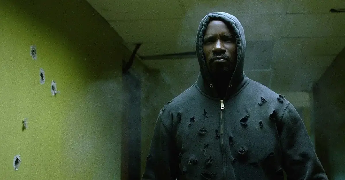 Mike Colter como Luke Cage em cena do teaser trailer de Luke Cage divulgado pela Netflix