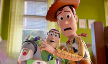 Cena de Toy Story 5 (2026) mostrando Woody e Buzz Lightyear surpresos em um quarto iluminado.