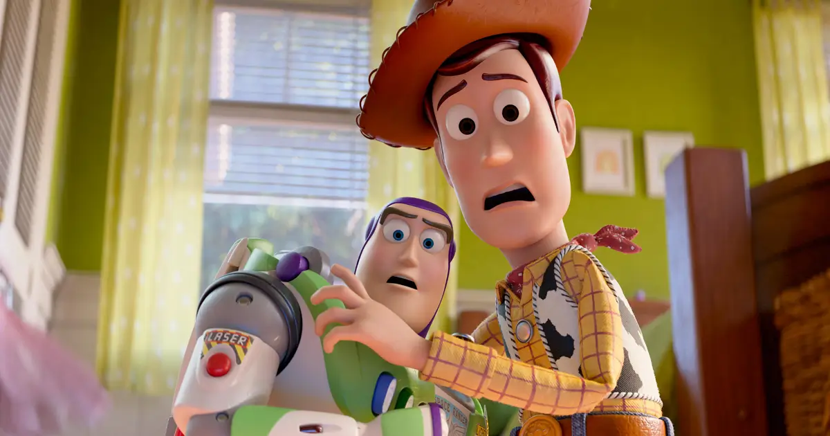 Cena de Toy Story 5 (2026) mostrando Woody e Buzz Lightyear surpresos em um quarto iluminado.