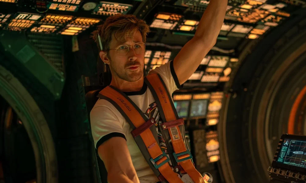 Ryan Gosling em cena do trailer final de Devoradores de Estrelas (2026), operando controles dentro de uma nave espacial futurista.