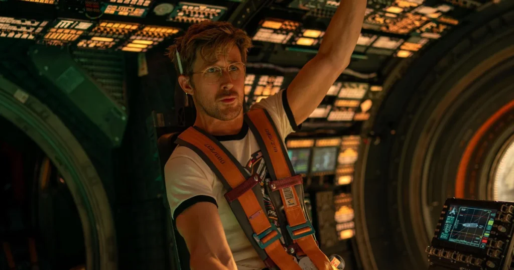 Ryan Gosling em cena do trailer final de Devoradores de Estrelas (2026), operando controles dentro de uma nave espacial futurista.