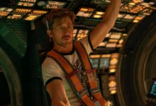 Ryan Gosling em cena do trailer final de Devoradores de Estrelas (2026), operando controles dentro de uma nave espacial futurista.