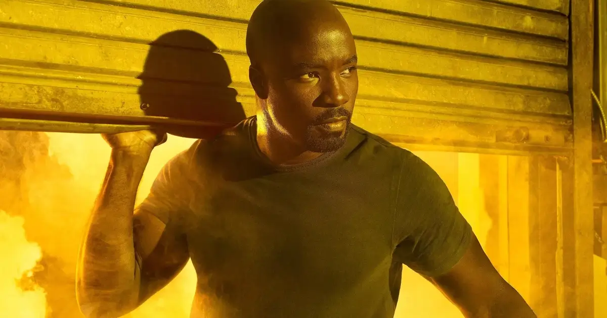 Mike Colter em Luke Cage (2016) em cena destacada no trailer final de Luke Cage (2016)