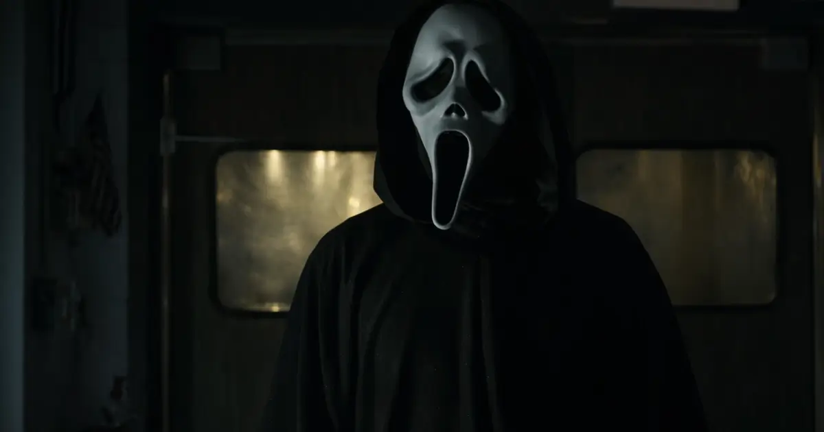 Ghostface em cena sombria no trailer final de Pânico 7.