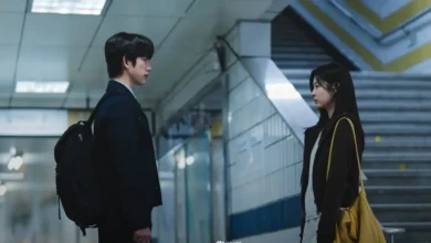 Park Jin Young e Kim Min-ju em cena da série Um Amor que Ilumina (2026), da Netflix, caminhando em um corredor de estação de metrô.