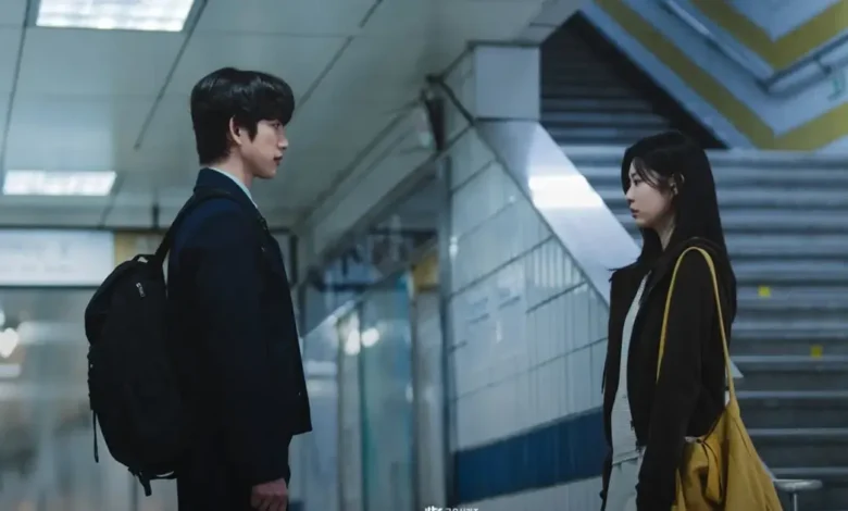 Park Jin Young e Kim Min-ju em cena da série Um Amor que Ilumina (2026), da Netflix, caminhando em um corredor de estação de metrô.