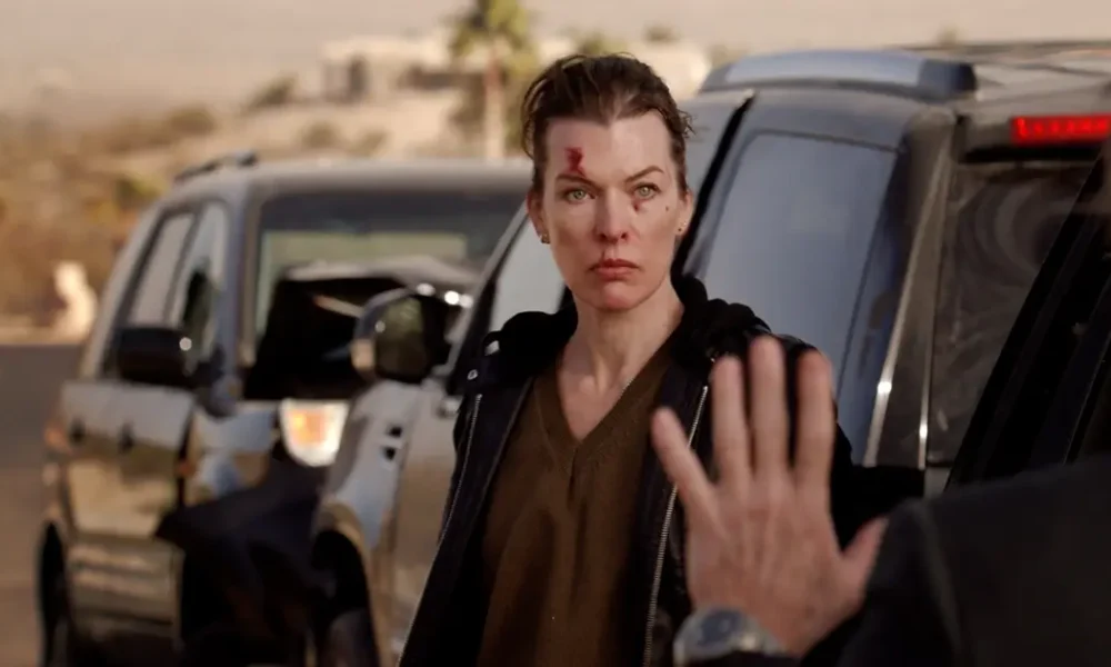 Milla Jovovich ferida em cena de ação de A Vingadora (2025), dirigida por Adrian Grunberg