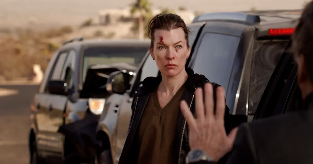 Milla Jovovich ferida em cena de ação de A Vingadora (2025), dirigida por Adrian Grunberg