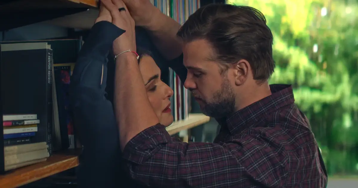 Rachel Weisz e Leo Woodall em cena intensa da minissérie Vladimir (2026), que estreia em 5 de março de 2026.