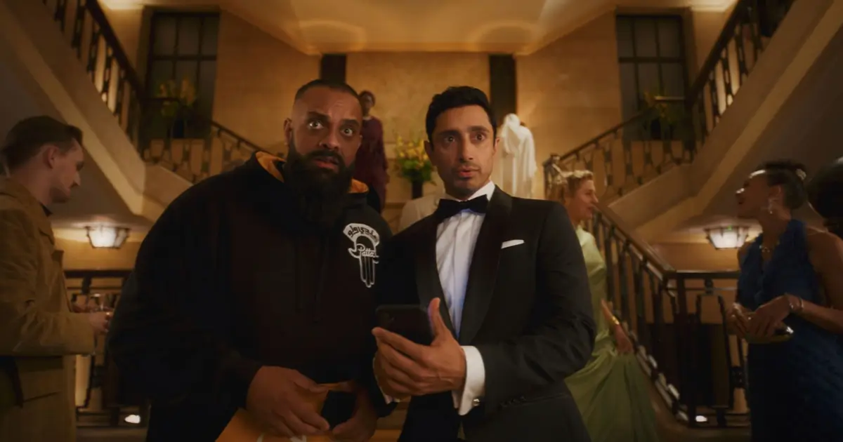 Riz Ahmed e Guz Khan em cena de gala na série A Isca (2026), produção do Prime Video que estreia em 25 de março
