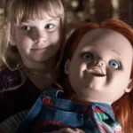 Summer H. Howell ao lado de Chucky em cena de A Maldição de Chucky (2013), quinto filme da franquia Brinquedo Assassino