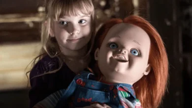 Summer H. Howell ao lado de Chucky em cena de A Maldição de Chucky (2013), quinto filme da franquia Brinquedo Assassino