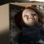 Boneco Chucky dentro de uma caixa em cena do filme A Maldição de Chucky (2013)