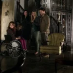 Personagens reunidos na casa em cena do filme A Maldição de Chucky (2013)