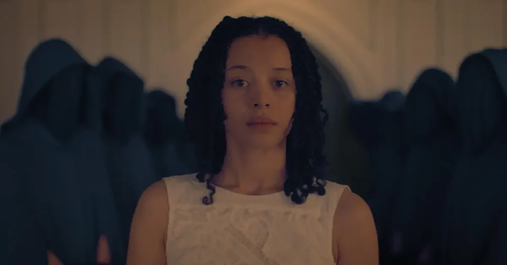 agnes chase infiniti os testamentos Chase Infiniti como Agnes em Os Testamentos (2026), jovem criada em Gilead que começa a questionar o regime