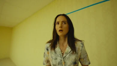 Renate Reinsve assustada em cena do trailer de Backrooms (2026), terror dirigido por Kane Parsons