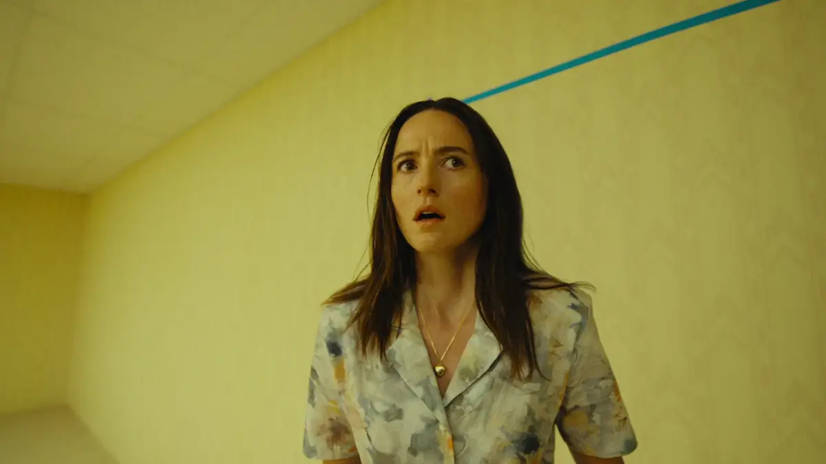 Renate Reinsve assustada em cena do trailer de Backrooms (2026), terror dirigido por Kane Parsons