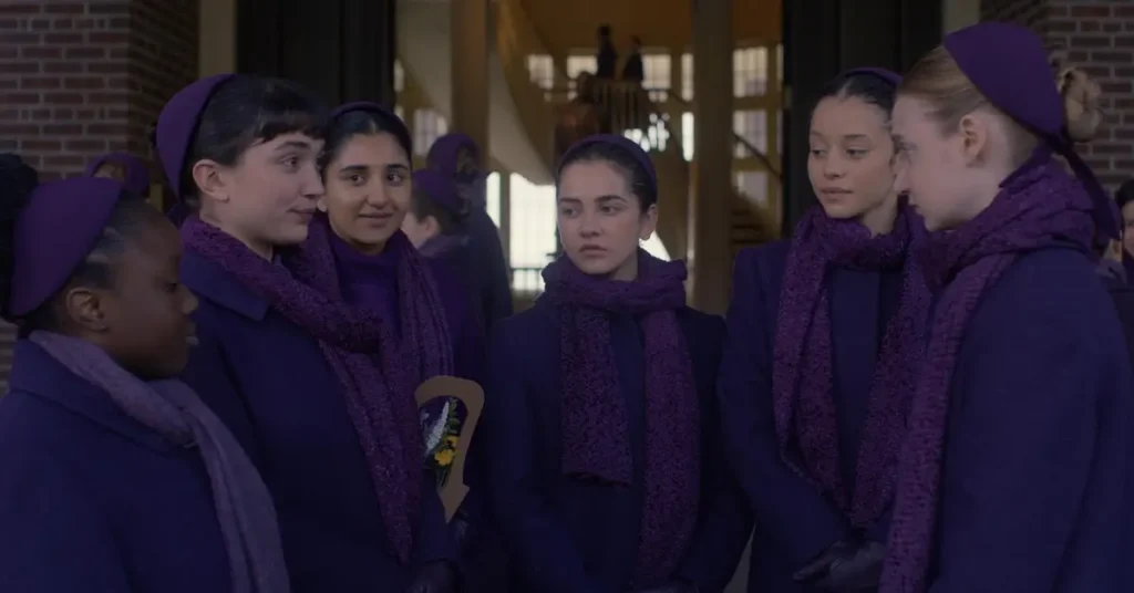 elenco de os testamentos das filhas de gilead Isolde Ardies, Chase Infiniti, Rowan Blanchard, Shechinah Mpumlwana, Mattea Conforti e Birva Pandya em Os Testamentos (2026), jovens de Gilead reunidas