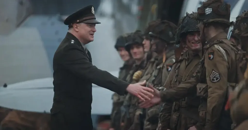Brendan Fraser como Eisenhower cumprimenta soldados em cena do elenco de Pressão (2026)