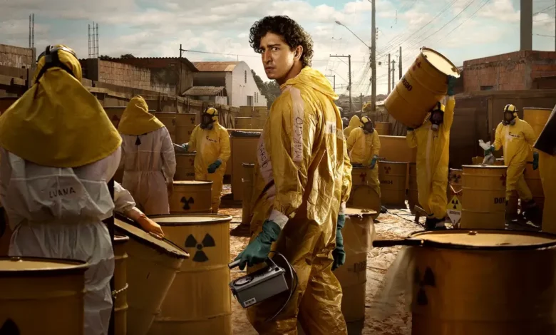 Johnny Massaro em cena de “Emergência Radioativa”, minissérie brasileira da Netflix baseada em fatos reais, estreia em 18 de março de 2026.