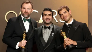 Kumail Nanjiani com Jack Piatt e Sam A. Davis após vitória por “Os Cantores” em um dos empates na história do Oscar 2026