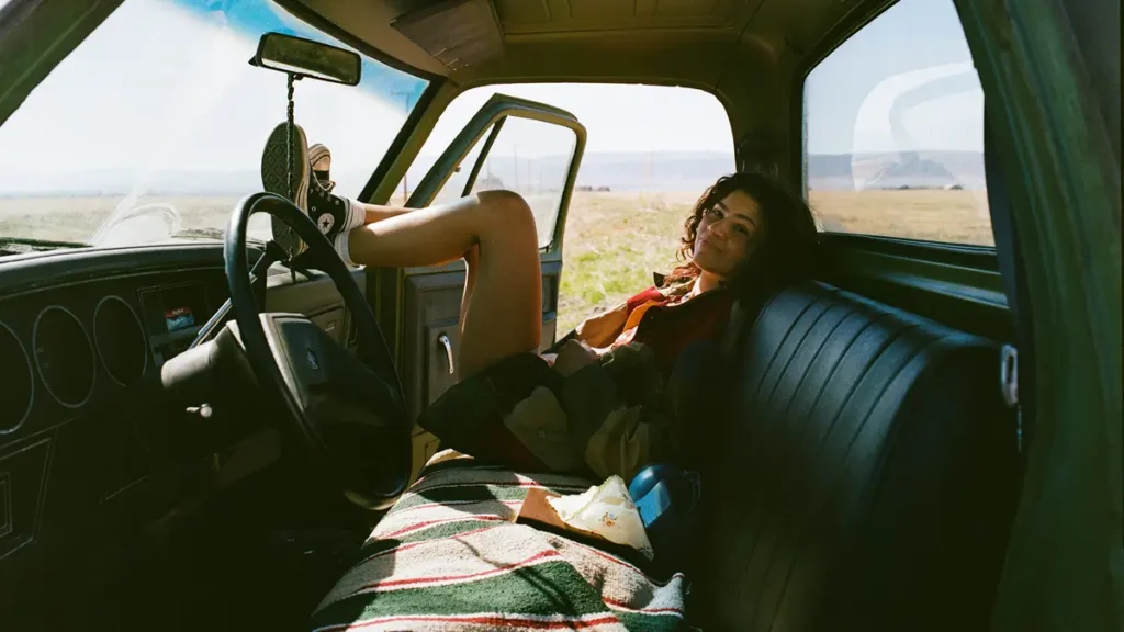 Zendaya como Rue Bennett na terceira temporada de Euphoria, série da Zendaya em 2026 em cena dentro de carro