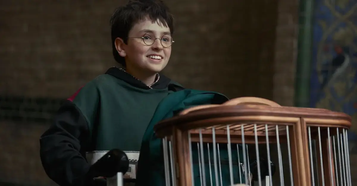 Dominic McLaughlin como Harry Potter na série Harry Potter e a Pedra Filosofal (2026) em cena dentro de Hogwarts