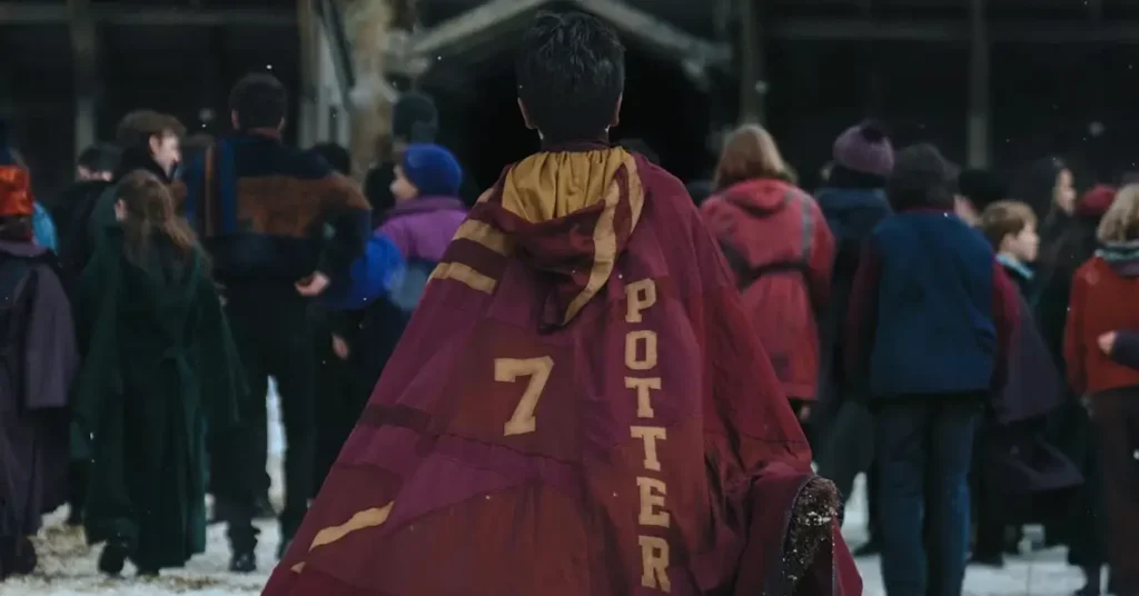 Primeira imagem oficial da série Harry Potter (2026) mostra jovem bruxo em Hogwarts com capa escrita Potter