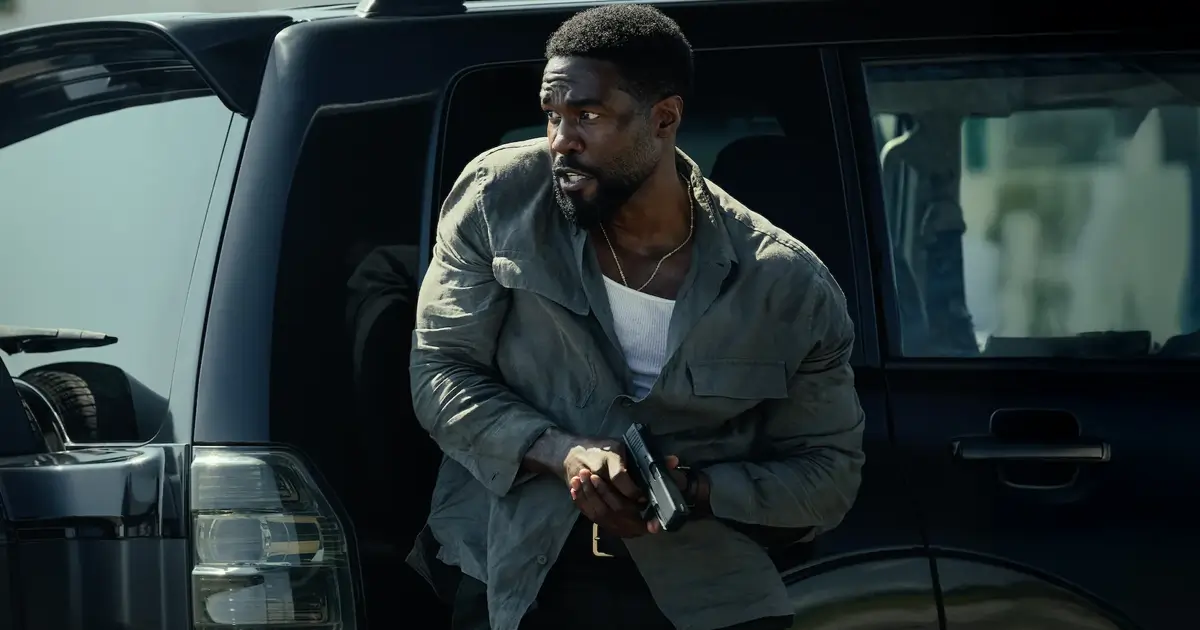homem em chamas Yahya Abdul-Mateen II em cena de ação na série Homem em Chamas (2026), produção da Netflix que estreia em 30 de abril de 2026
