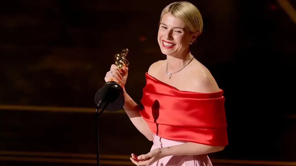 Jessie Buckley com o Oscar 2026 de Melhor Atriz por Hamnet