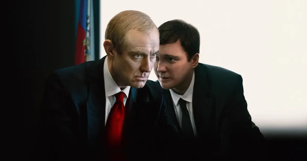 Jude Law como Vladimir Putin e Paul Dano como Vadim Baranov em cena do filme O Mago do Kremlin (2025)