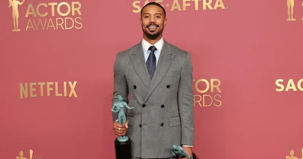 michael b jordan actor awards 2026 Michael B. Jordan posa com seus prêmios após vencer Melhor Ator e Melhor Elenco em Filme por “Sinners” no Actor Awards 2026