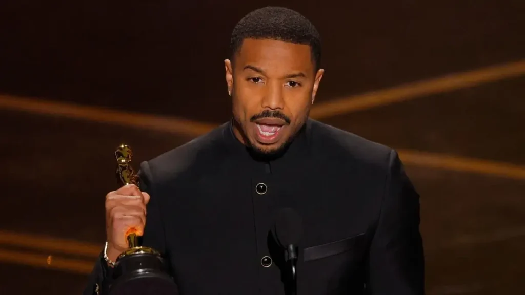 Michael B Jordan com o Oscar 2026 de Melhor Ator por Pecadores