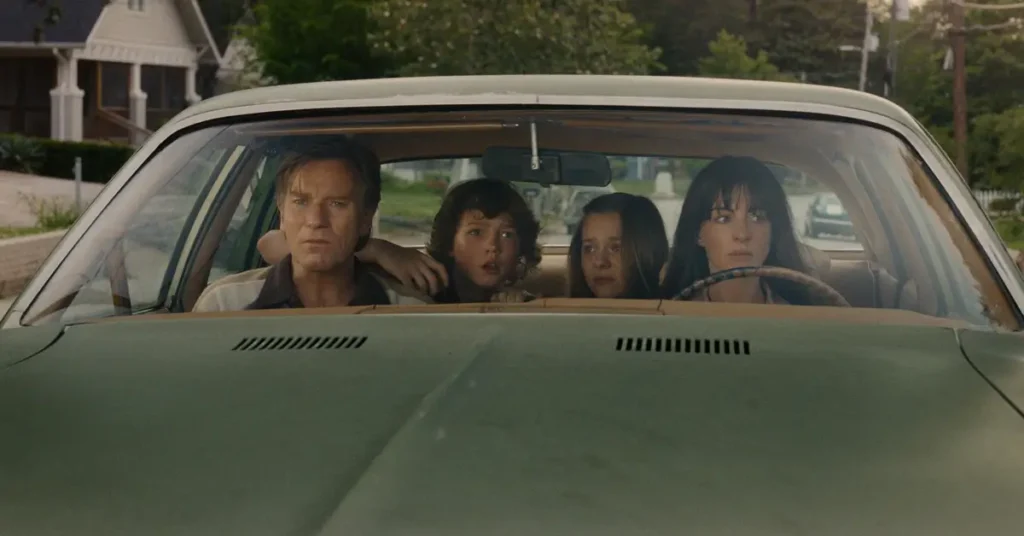 Ewan McGregor, Anne Hathaway, Maisy Stella e Christian Convery em cena dentro do carro no Teaser de O Fim Da Rua (2026)