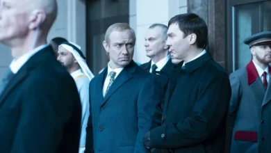 Jude Law como Vladimir Putin e Paul Dano em cena do thriller político O Mago do Kremlin (2025)