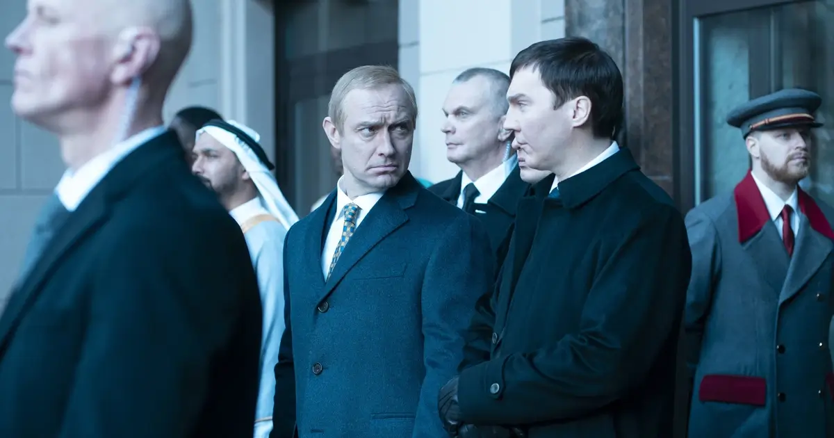 Jude Law como Vladimir Putin e Paul Dano em cena do thriller político O Mago do Kremlin (2025)