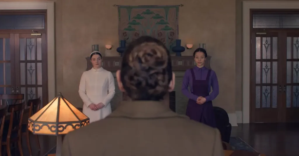 os testamentos estrutura narrativa e adaptacao Ann Dowd, Lucy Halliday e Chase Infiniti em cena de Os Testamentos (2026), destacando Agnes, Daisy e Tia Lydia em Gilead