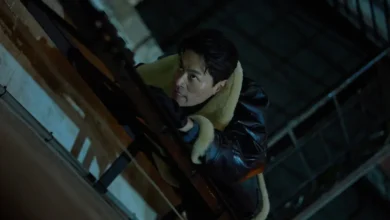 Park Jeong-min em cena de ação no trailer de Inteligência Humana (2026), escalando estrutura metálica durante perseguição noturna